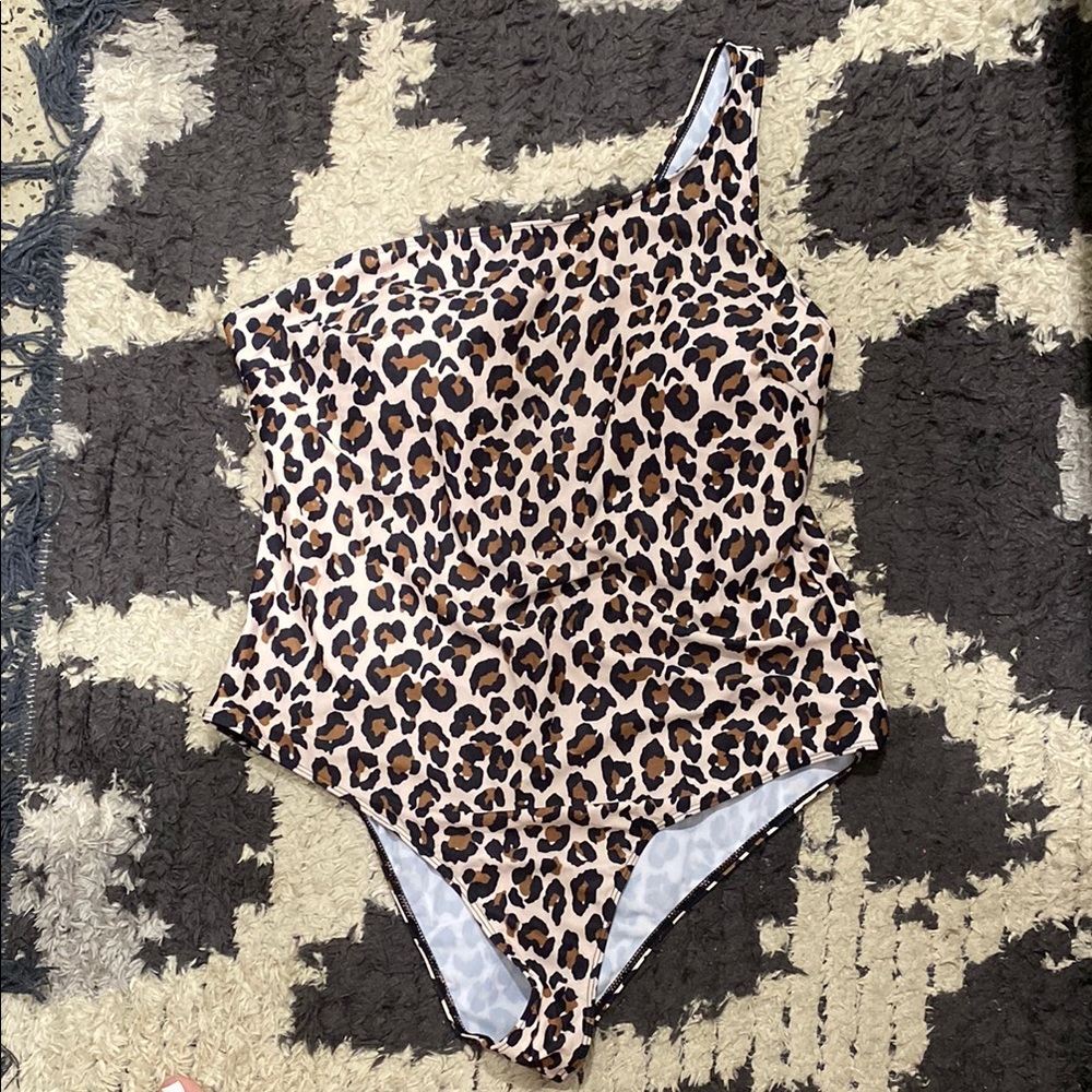 Leopard Print One-Shoulder Swimsuit